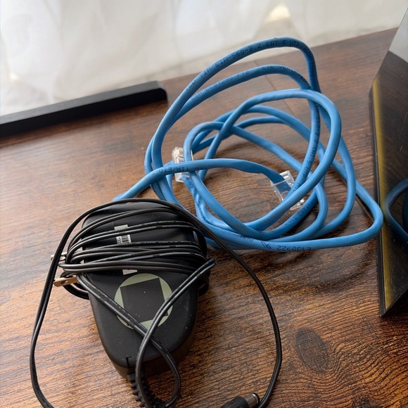 NETGEAR WiFi Router + Power Adapter + Ethernet Cable - Picture 5 of 5